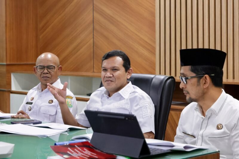 Wagub Aceh Fadhlullah Dek Fadh pimpin rapat Tim Pemerintah Aceh bahas revisi UU Nomor 11 Tahun 2006 tentang Pemerintahan Aceh UUPA di Kantor Gubernur Aceh Rabu 23/9/2026.