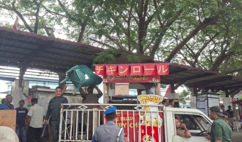 Satpol PP dan WH Kota Lhokseumawe tertibkan perlengkapan dagangan PKL yang ditinggalkan di trotoar dan badan jalan kawasan Jalan Pase Banda Sakti Rabu 23/9/2026.