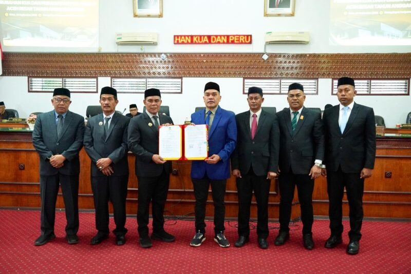 Bupati Aceh Besar H Muharram Idris dan Ketua DPRK Aceh Besar Abdul Muchti tandatangani Nota Kesepakatan Perubahan KUA-PPAS APBK-P 2026 di Gedung DPRK Aceh Besar Kota Jantho Rabu 23/9/2026.