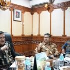 Wakil Gubernur Aceh, Fadhlullah (Dek Fadh), bersilaturahmi dengan jajaran pengurus FPRMI Aceh di Kantor Gubernur Aceh, Kamis (24/9/2026). 