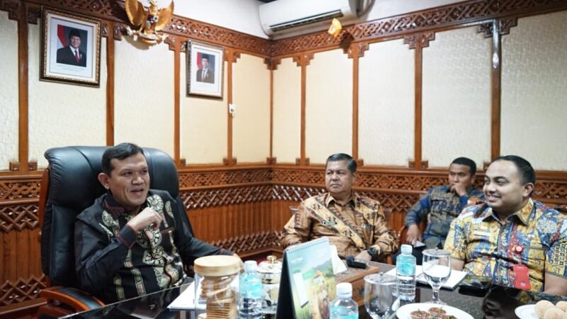 Wakil Gubernur Aceh, Fadhlullah (Dek Fadh), bersilaturahmi dengan jajaran pengurus FPRMI Aceh di Kantor Gubernur Aceh, Kamis (24/9/2026). 