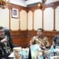 Wakil Gubernur Aceh, Fadhlullah (Dek Fadh), bersilaturahmi dengan jajaran pengurus FPRMI Aceh di Kantor Gubernur Aceh, Kamis (24/9/2026). 