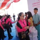 Ketua Umum Bhayangkari Ny. Juliati Sigit Prabowo didampingi Ketua Bhayangkari Daerah Aceh Ny. Sari Ruddi menyerahkan bantuan paket sembako secara simbolis kepada warga di Desa Jamur Labu, Kecamatan Rantau, Aceh Tamiang, Kamis (24/9/2026).
