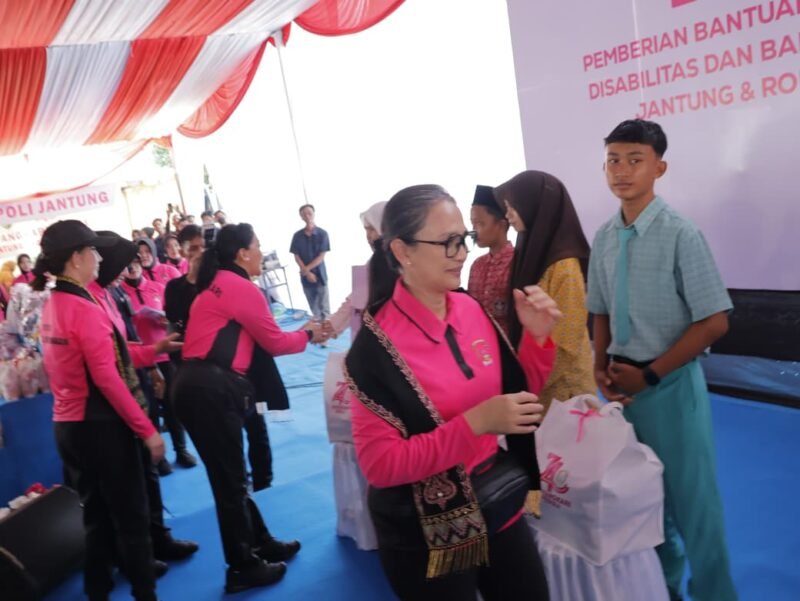 Ketua Umum Bhayangkari Ny. Juliati Sigit Prabowo didampingi Ketua Bhayangkari Daerah Aceh Ny. Sari Ruddi menyerahkan bantuan paket sembako secara simbolis kepada warga di Desa Jamur Labu, Kecamatan Rantau, Aceh Tamiang, Kamis (24/9/2026).