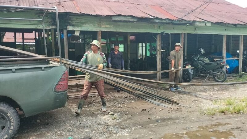 Semangat gotong royong TNI dan warga terlihat di pembangunan jembatan gantung perintis Desa Buah Pala Lawe Sumur Aceh Tenggara Rabu 23/9/2026.