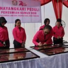 Ketua Umum Bhayangkari Ny. Juliati Sigit Prabowo menandatangani prasasti peresmian bantuan sumur bor dan instalasi air bersih Bhayangkari Peduli di Desa Jamur Labu, Kecamatan Rantau, Kabupaten Aceh Tamiang, Kamis (24/9/2026).