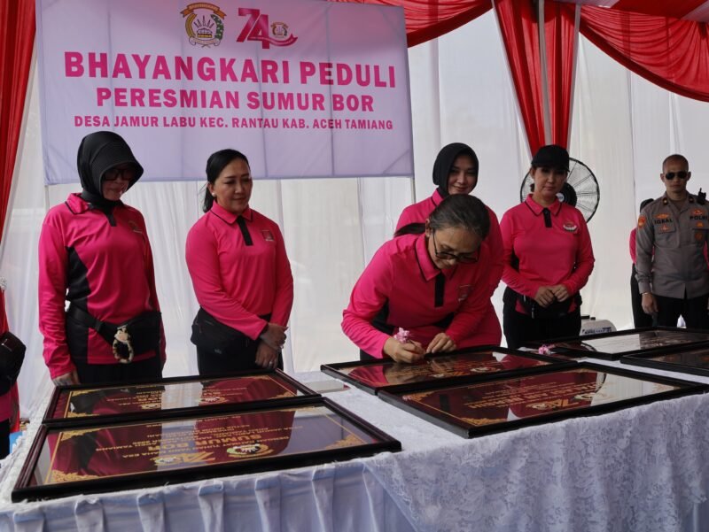 Ketua Umum Bhayangkari Ny. Juliati Sigit Prabowo menandatangani prasasti peresmian bantuan sumur bor dan instalasi air bersih Bhayangkari Peduli di Desa Jamur Labu, Kecamatan Rantau, Kabupaten Aceh Tamiang, Kamis (24/9/2026).