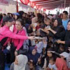 Ketua Umum Bhayangkari Ny. Juliati Sigit Prabowo didampingi jajaran pengurus menyapa dan berinteraksi langsung dengan anak-anak di stan Kids Corner Bhayangkari Peduli, Desa Jamur Labu, Kecamatan Rantau, Kabupaten Aceh Tamiang, Kamis (24/9/2026).