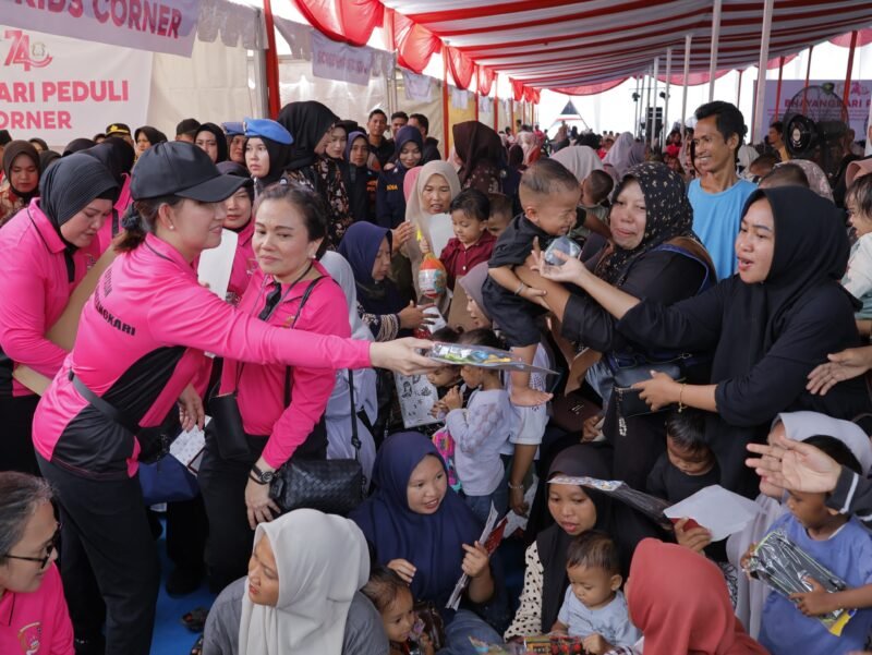 Ketua Umum Bhayangkari Ny. Juliati Sigit Prabowo didampingi jajaran pengurus menyapa dan berinteraksi langsung dengan anak-anak di stan Kids Corner Bhayangkari Peduli, Desa Jamur Labu, Kecamatan Rantau, Kabupaten Aceh Tamiang, Kamis (24/9/2026).
