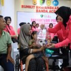 Bhayangkari turunkan 74 nakes untuk pelayanan kesehatan gratis kepada masyarakat dalam bakti kesehatan bakkes di Desa Jamur Labu Kecamatan Rantau Kabupaten Aceh Tamiang Kamis 24 September 2026.