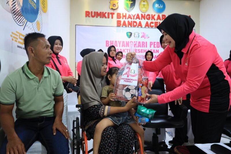Bhayangkari turunkan 74 nakes untuk pelayanan kesehatan gratis kepada masyarakat dalam bakti kesehatan bakkes di Desa Jamur Labu Kecamatan Rantau Kabupaten Aceh Tamiang Kamis 24 September 2026.
