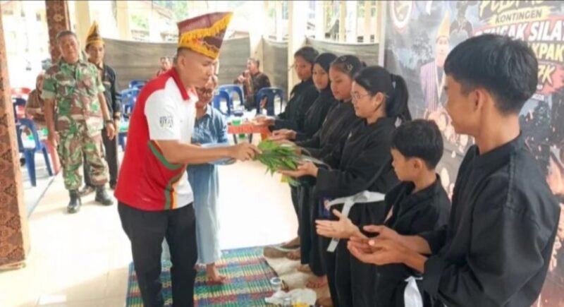 Pemerhati daerah Budi Harjo pertanyakan perhatian Pemda dan KONI Aceh Singkil terhadap pembinaan enam atlet silat Moccak Pakpak yang akan bertanding di kejuaraan internasional di Malaysia.