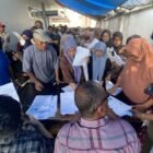 Warga Keude Krueng Geukueh Rosmawati 65 mengaku sudah sepuluh bulan menantikan bantuan dana isi hunian untuk penyintas banjir besar 26 November 2025 lalu janji dicairkan Kemensos Jumat 25 September 2026 di Kantor Pos cabang Krueng Geukueh Kecamatan Dewantara.