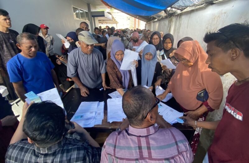 Warga Keude Krueng Geukueh Rosmawati 65 mengaku sudah sepuluh bulan menantikan bantuan dana isi hunian untuk penyintas banjir besar 26 November 2025 lalu janji dicairkan Kemensos Jumat 25 September 2026 di Kantor Pos cabang Krueng Geukueh Kecamatan Dewantara.