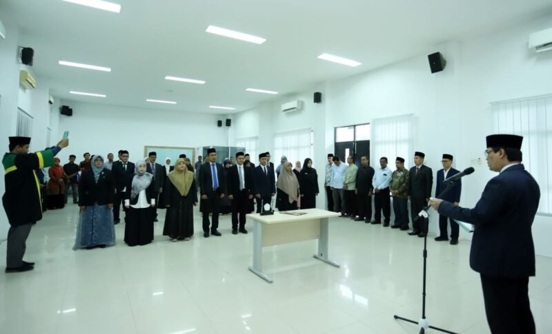 Rektor UIN Ar-Raniry Banda Aceh Prof Mujiburrahman resmi lantik 14 ketua & sekretaris prodi, kepala laboratorium & penjaminan mutu lingkungan FTK Jumat 25/9/2026.