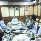 Suasana penuh keakraban pada pertemuan rutin Forkopimda Aceh yang dipimpin Wagub Aceh Fadhlullah untuk memperkuat koordinasi dan sinergi antarlembaga dalam menjaga stabilitas serta pembangunan Aceh, Jumat (25/9/2026).