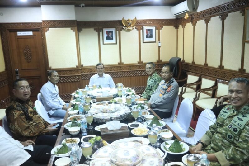 Suasana penuh keakraban pada pertemuan rutin Forkopimda Aceh yang dipimpin Wagub Aceh Fadhlullah untuk memperkuat koordinasi dan sinergi antarlembaga dalam menjaga stabilitas serta pembangunan Aceh, Jumat (25/9/2026).