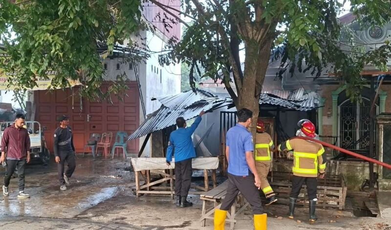Warung usaha pemotongan ayam di Jalan Rel Pasar Hewan Gampong Jawa Kecamatan Langsa Kota terbakar Jumat 25 September 2026 warung konstruksi kayu milik Rudi 40 sebagian hangus kerugian ditaksir puluhan juta rupiah.