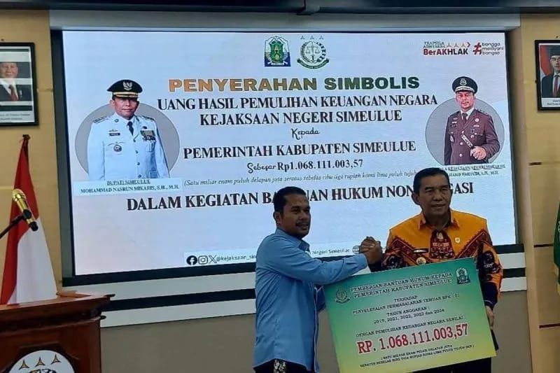 Pemkab Simeulue terima uang hasil pemulihan keuangan negara Rp1,068 miliar dari Kejari kabupaten kepulauan itu. Bupati Simeulue Muhammad Nasrun Mikaris di Simeulue Jumat apresiasi Kejari Simeulue atas proses pemulihan tersebut atas nama Pemkab bersyukur dan berterima kasih serta beri penghargaan setinggi-tingginya atas implementasi keberhasilan pemulihan.