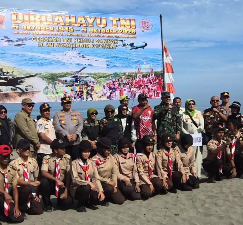 Anggota Komisi IV DPRK Banda Aceh Mehran Gara R hadiri kegiatan Gerakan TNI Peduli Sampah dan Penanaman Pohon berlangsung di kawasan bersejarah Tugu Nol Kilometer Gampong Pande Kecamatan Kuta Raja.