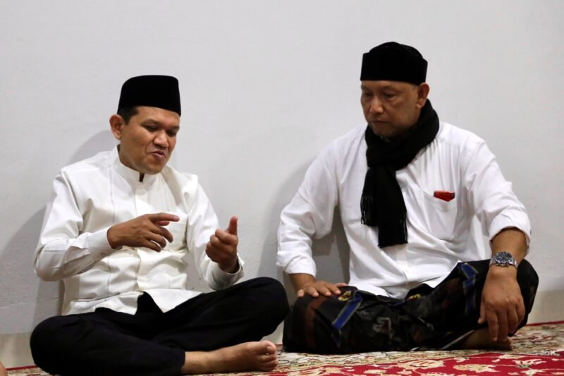 Wakil Gubernur Aceh Fadhlullah SE Dek Fadh lakukan silaturahmi ke sejumlah dayah di Kabupaten Aceh Besar dan Bireuen Sabtu 26 September 2026 dalam rangkaian kunjungan Wagub hadiri doa bersama dan Haul ke-1 almarhumah Ummi Hj Ainal Mardhiah binti H Ahmad Ummi Arongan di Kompleks Dayah Tauthiatuth Thullab Gampong Arongan Kecamatan Simpang Mamplam Bireuen.