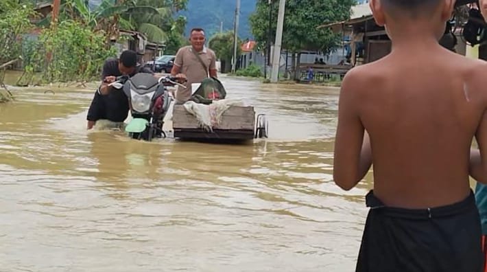 Aceh Tenggara - Hujan deras intensitas tinggi guyur Kab Aceh Tenggara sejak Sabtu 26/9/2026 dini hari pukul 00.15 WIB sebabkan banjir & longsor di sejumlah wilayah.