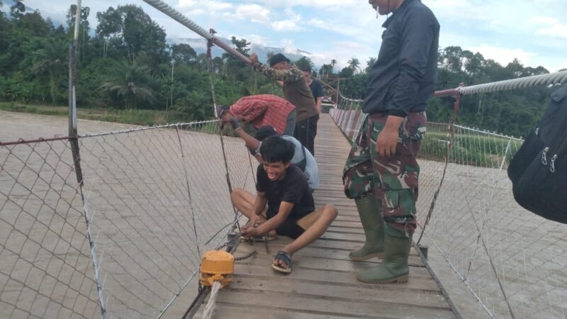 Dalam upaya memperkuat konstruksi sekaligus meningkatkan keamanan & kestabilan jembatan, Babinsa bersama masyarakat & tim teknis melaksanakan pemasangan tali sling tambahan pada sisi kiri & kanan Jembatan Gantung Perintis di Desa Kumbang Jaya Kec Badar Kab Aceh Tenggara Sabtu 26/09/2026.
