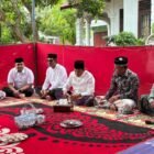 Aceh Utara - Wakil Gubernur Aceh Fadhlullah S.E. (Dek Fadh) bersilaturahmi ke rumah duka almarhumah Hj. Ramlah binti Tgk. Hasan, ibunda dari Tgk. H. Muharuddin S.Sos.I. M.M. Ketua Komisi I DPRA, di Gampong Matang Panyang Kec Seunuddon Kab Aceh Utara Minggu 27/9/2026 pagi.