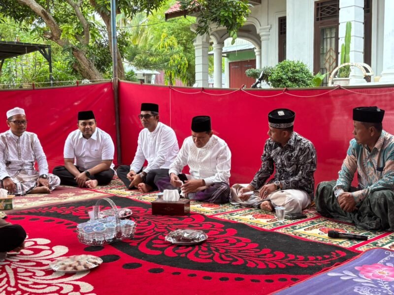 Aceh Utara - Wakil Gubernur Aceh Fadhlullah S.E. (Dek Fadh) bersilaturahmi ke rumah duka almarhumah Hj. Ramlah binti Tgk. Hasan, ibunda dari Tgk. H. Muharuddin S.Sos.I. M.M. Ketua Komisi I DPRA, di Gampong Matang Panyang Kec Seunuddon Kab Aceh Utara Minggu 27/9/2026 pagi.