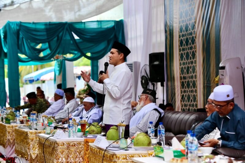 Aceh Timur - Wagub Aceh Fadhlullah S.E. (Dek Fadh) hadiri peringatan Maulid Nabi Muhammad SAW sekaligus Muzakarah Ulama Aceh ke-15 di Dayah Bustanul Huda Gampong Alue Cek Doi Kec Julok Kab Aceh Timur Minggu 27/9/2026.