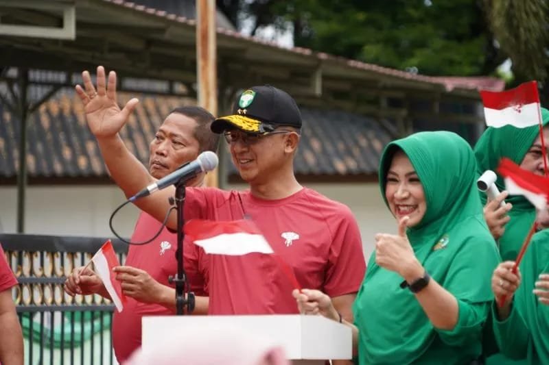 Kodam Iskandar Muda (IM) membentangkan Bendera Merah Putih sepanjang 81 meter dalam rangka memperingati HUT ke-81 TNI yang berlangsung di Banda Aceh.