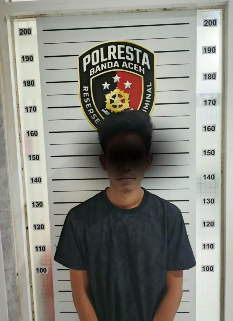 Satreskrim Polresta Banda Aceh cokok dua pria berinisial MR alias Cek 20 tahun dan FS 32 tahun yang diduga terlibat dalam kasus penggelapan sepeda motor Honda Scoopy milik seorang anggota TNI.