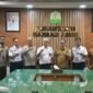 Plt Sekda Aceh Taufik S.T. M.Si. menerima audiensi jajaran BMKG di Ruang Kerja Sekda Aceh Senin 28 September 2026. 