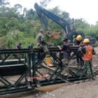 Meski diguyur hujan, prajurit Kodam IM tetap rakit Jembatan Bailey di Desa Belang Panu Kecamatan Bandar Kabupaten Bener Meriah dan kini capai 80 persen hingga Minggu 27 September 2026.
