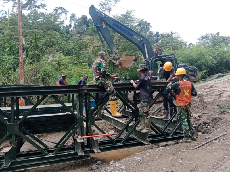 Meski diguyur hujan, prajurit Kodam IM tetap rakit Jembatan Bailey di Desa Belang Panu Kecamatan Bandar Kabupaten Bener Meriah dan kini capai 80 persen hingga Minggu 27 September 2026.