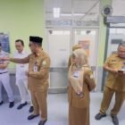 Direktur RSUDZA Dr. Muhazar Harun, SKM, M.Kes, didampingi Wadir Pelayanan dr. Novita, Sp.JP(K), memantau alur pelayanan saat supervisi di IGD RSUDZA Banda Aceh, Senin (28/9/2026).