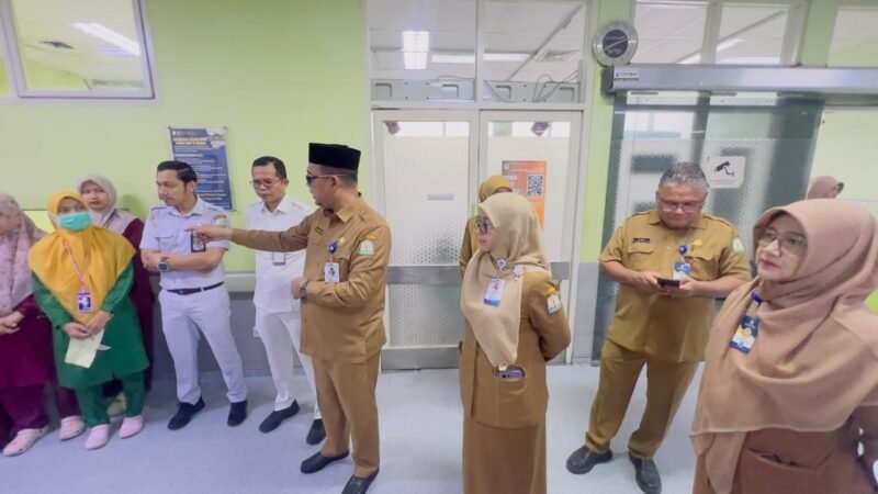 Direktur RSUDZA Dr. Muhazar Harun, SKM, M.Kes, didampingi Wadir Pelayanan dr. Novita, Sp.JP(K), memantau alur pelayanan saat supervisi di IGD RSUDZA Banda Aceh, Senin (28/9/2026).