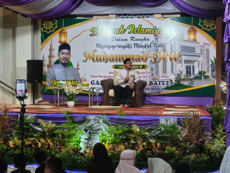 Tgk. Ismail menyampaikan tausiah pada peringatan Maulid Nabi Muhammad SAW 1448 H di Desa Lubok Batee, Ingin Jaya, Aceh Besar, Senin (28/9/2026).