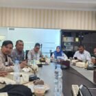 Kepala BPJS Kesehatan Cabang Langsa Sri Yulizar Pohan saat menyampaikan capaian kepesertaan JKN yang telah mencapai 99 persen di wilayah kerjanya meliputi Langsa, Aceh Tamiang, Aceh Timur dan Aceh Tenggara dalam kegiatan Media Workshop bersama insan pers pesisir Timur Aceh di Langsa Senin 28 September 2026. 