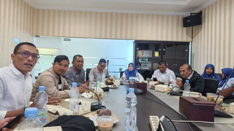 Kepala BPJS Kesehatan Cabang Langsa Sri Yulizar Pohan saat menyampaikan capaian kepesertaan JKN yang telah mencapai 99 persen di wilayah kerjanya meliputi Langsa, Aceh Tamiang, Aceh Timur dan Aceh Tenggara dalam kegiatan Media Workshop bersama insan pers pesisir Timur Aceh di Langsa Senin 28 September 2026.