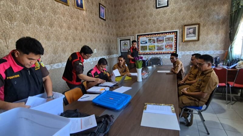 Tim Penyidik Tindak Pidana Khusus Kejari Aceh Singkil geledah Kantor Dinas Pendidikan dan Kebudayaan di Pulo Sarok Kecamatan Singkil Senin 28 September 2026.