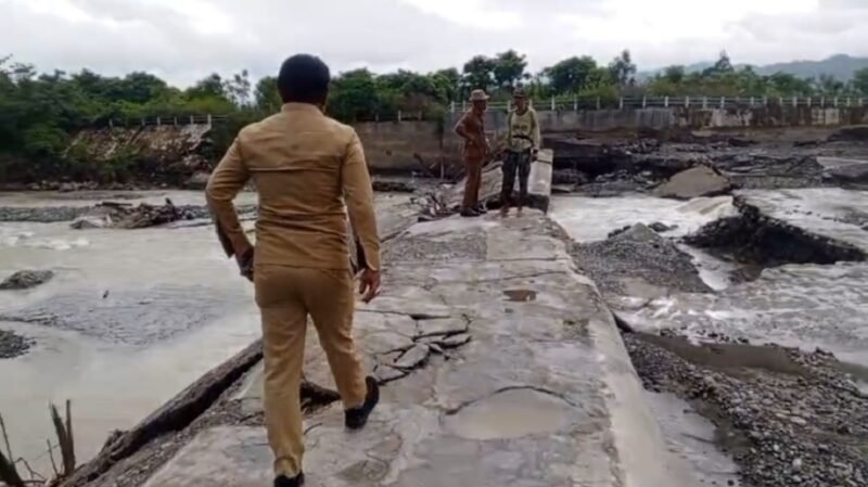 Kondisi bendungan Blang Kumot Lhok Adan di Kecamatan Sakti, Kabupaten Pidie yang jebol dihantam arus deras Krueng Tiro setelah hujan deras mengguyur wilayah tersebut pada Kamis 24 September 2026 sekira pukul 23.00 WIB. 