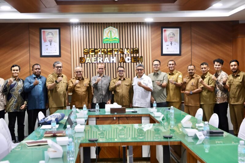 Plt Sekda Aceh Taufik terima audiensi Kepala Administrator Kawasan Ekonomi Khusus KEK Arun Lhokseumawe Direktur PT Patriot Nusantara Aceh dan Direktur Utama PT Pembangunan Aceh PEMA di Ruang Rapat Sekda Aceh Selasa 29/9/2026.