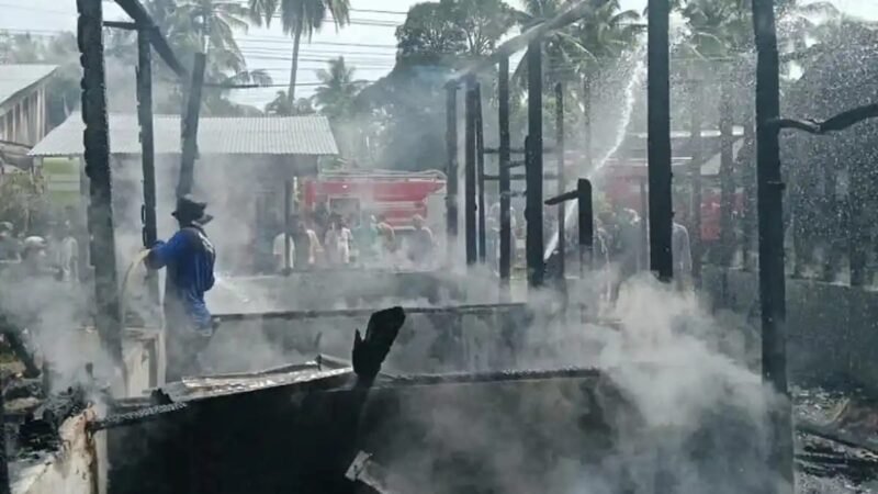 Sebuah rumah semi permanen milik nelayan bernama M Dahlan 42 di Gampong Matang Neuheun Kecamatan Nurussalam Kabupaten Aceh Timur ludes terbakar pada Selasa 29/9/2026 pagi. 