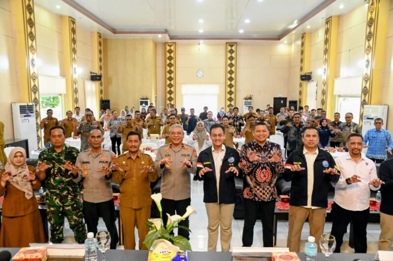 Pemerintah Kabupaten Aceh Besar bekerja sama dengan Badan Narkotika Nasional (BNN) RI berkomitmen memulihkan kawasan rawan narkoba melalui pendekatan pemberdayaan ekonomi masyarakat.