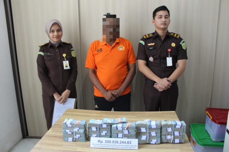 Kejaksaan Negeri Langsa sita uang Rp250 juta lebih dari tersangka NB penyedia jasa dalam kasus dugaan korupsi proyek pembangunan jalan dan drainase lingkungan perumahan permukiman Gampong Alue Dua di Dinas PUPR Langsa TA 2023.