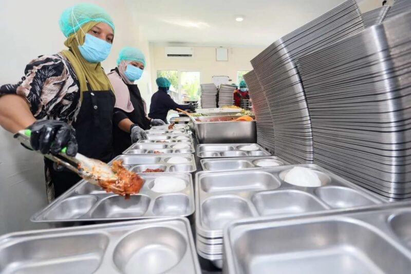 Pemerintah Indonesia buka 480 dapur program Makan Bergizi Gratis MBG mulai Oktober 2026 dengan prioritas wilayah terpencil dan tertinggal termasuk Papua.