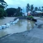 Kepala Pelaksana BPBD Aceh Tenggara Mohd Asbi katakan akan bangun tanggul darurat untuk atasi badan jalan amblas di Desa Pulonas Baru Kecamatan Lawe Bulan.