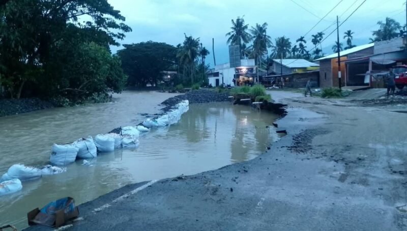 Kepala Pelaksana BPBD Aceh Tenggara Mohd Asbi katakan akan bangun tanggul darurat untuk atasi badan jalan amblas di Desa Pulonas Baru Kecamatan Lawe Bulan.