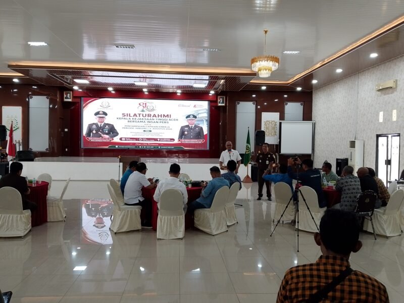 Kepala Kejaksaan Tinggi Aceh, Teuku Rahmatsyah, S.H., M.H., M.Kn., menyampaikan paparan dalam acara silaturahmi bersama insan pers di Banda Aceh, Selasa (1/9/2026).